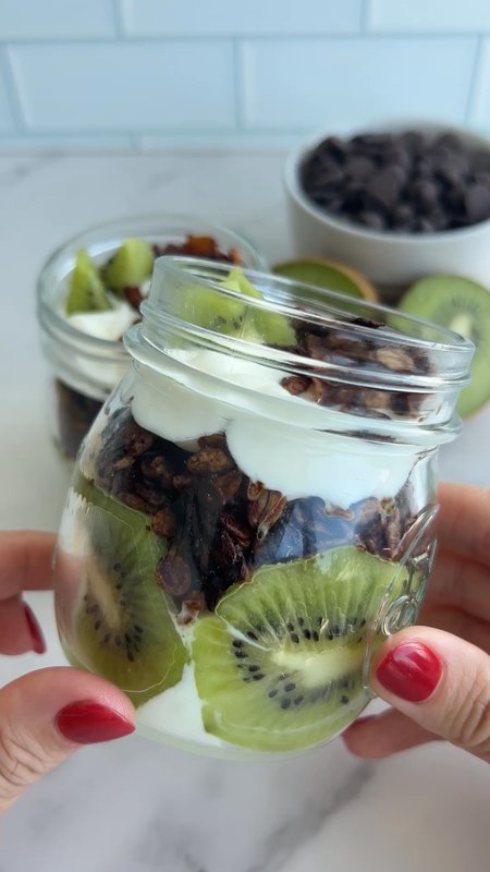 Kiwi and Granola Yoghurt Pot