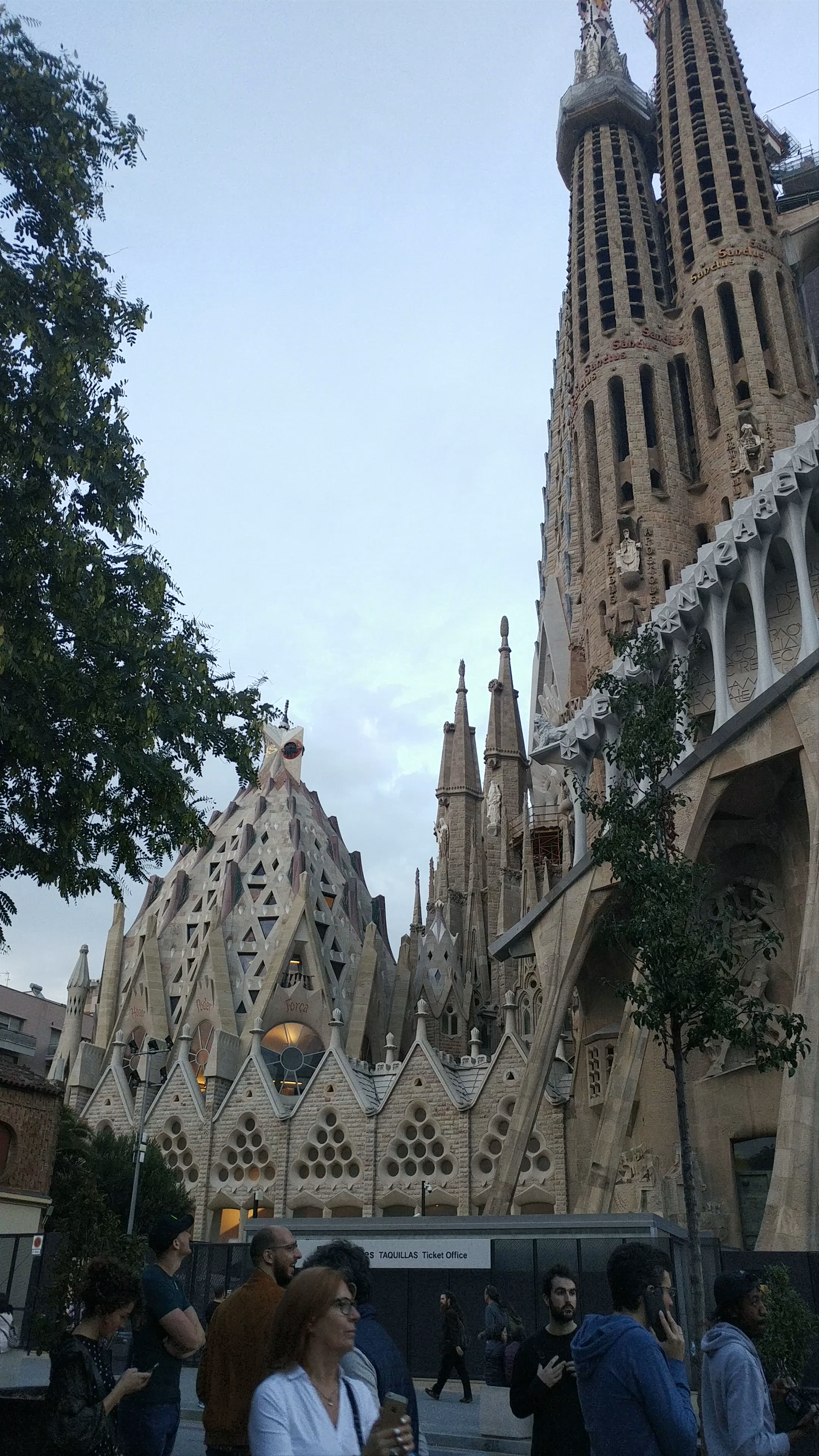 Sagrada Familia: Gaudí’s Masterpiece Illuminated at Dusk