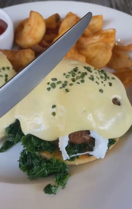 Basalt - Crab Cake Benedict - English muffin, kale, two poached Waialua eggs, hollandaise, sidewinder potatoes $28 - New American Near Me - Honolulu, Hawaii