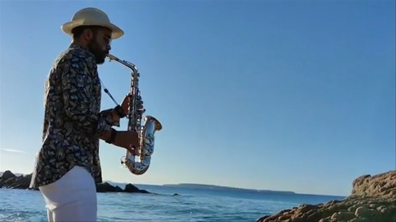 The Milan Saxophonist @ Cannes Beach - video
