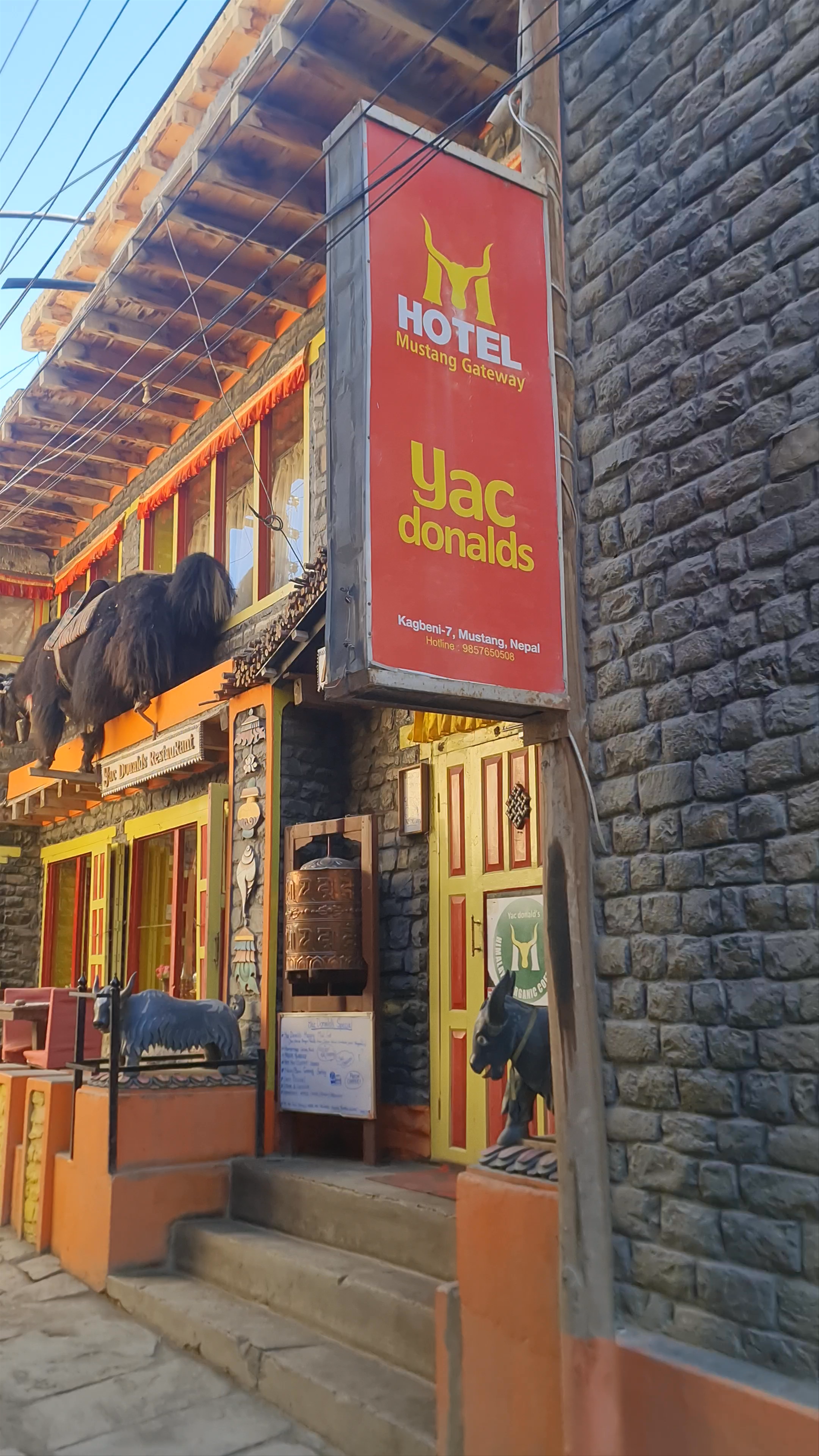 Hotel Mustang Gateway & Yac Donald's Restaurant