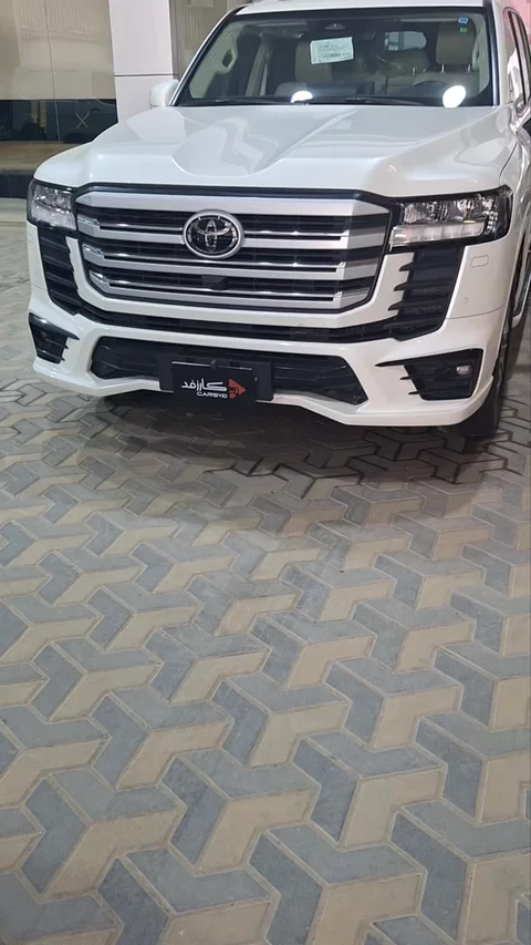 Toyota Land Cruiser GXR 2025