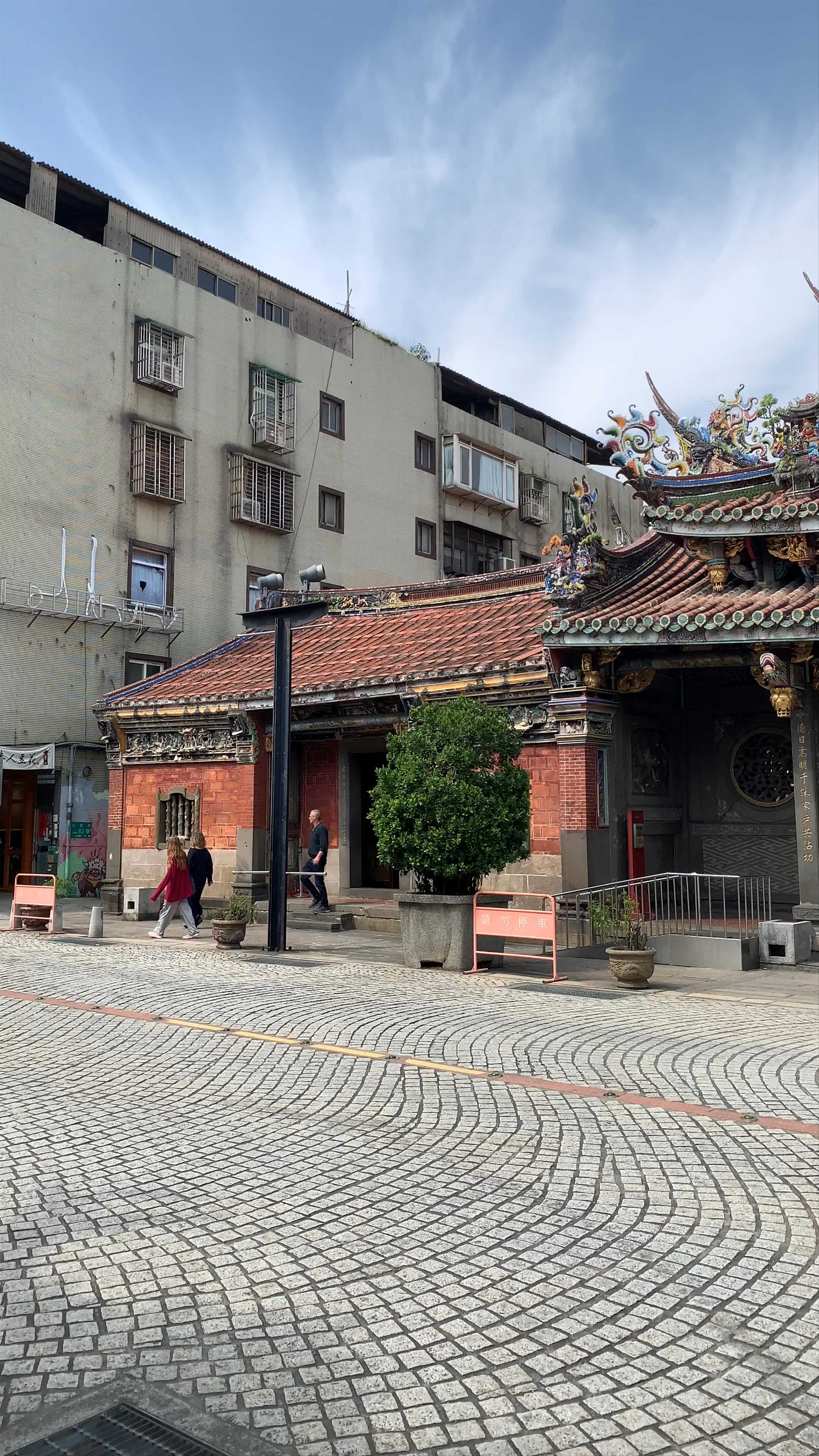 Dalongdong Baoan Temple: Tranquil Heritage in Taipei