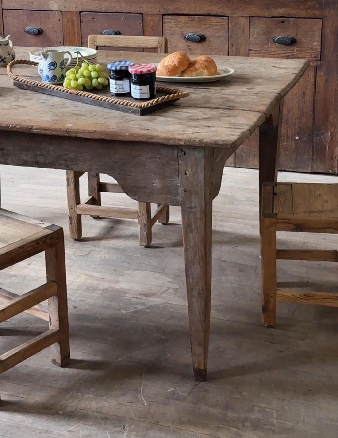 Grand Breakfast Table