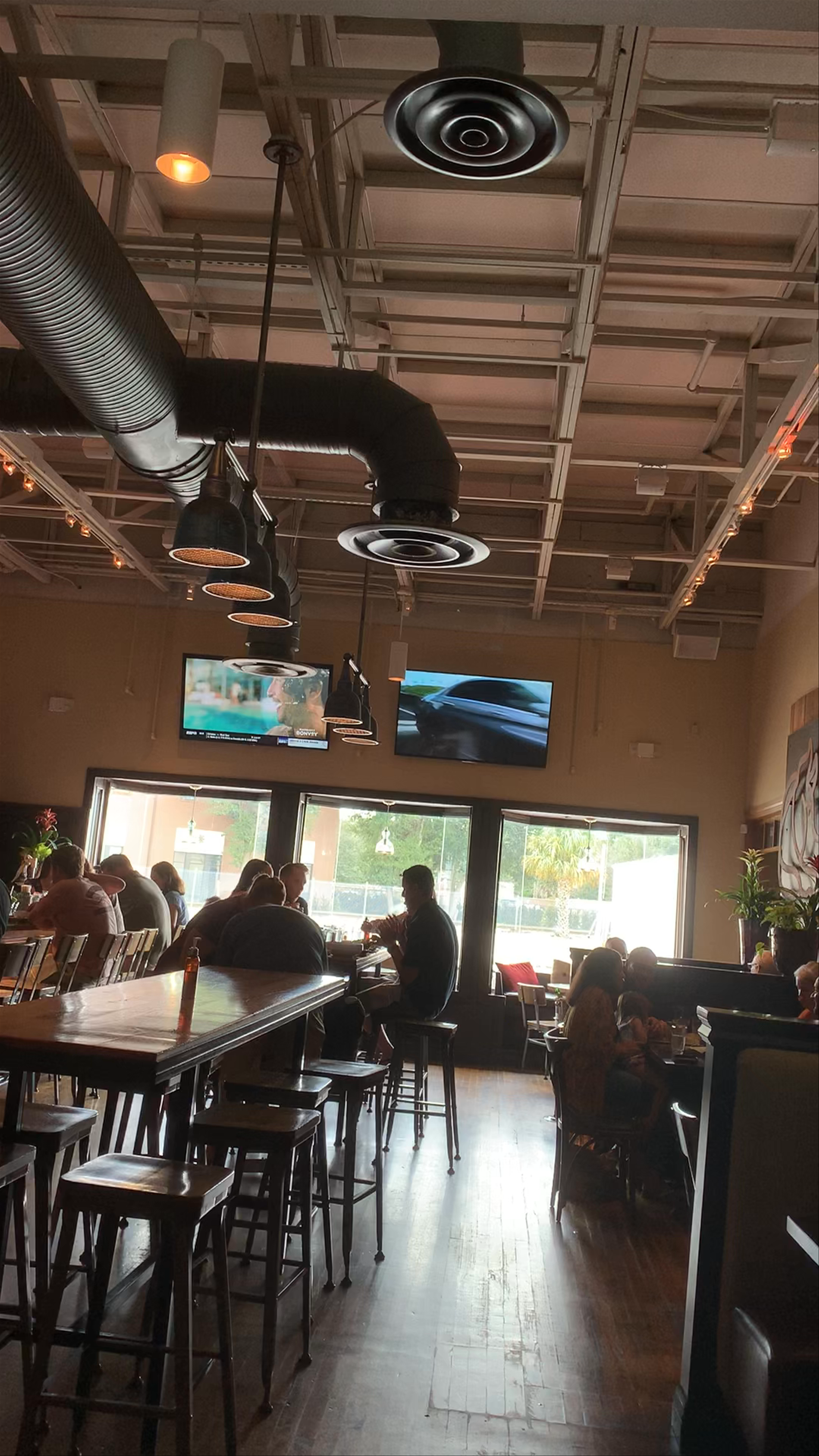 The Ravenous Pig: Vibrant Dining Experience in Winter Park, Florida