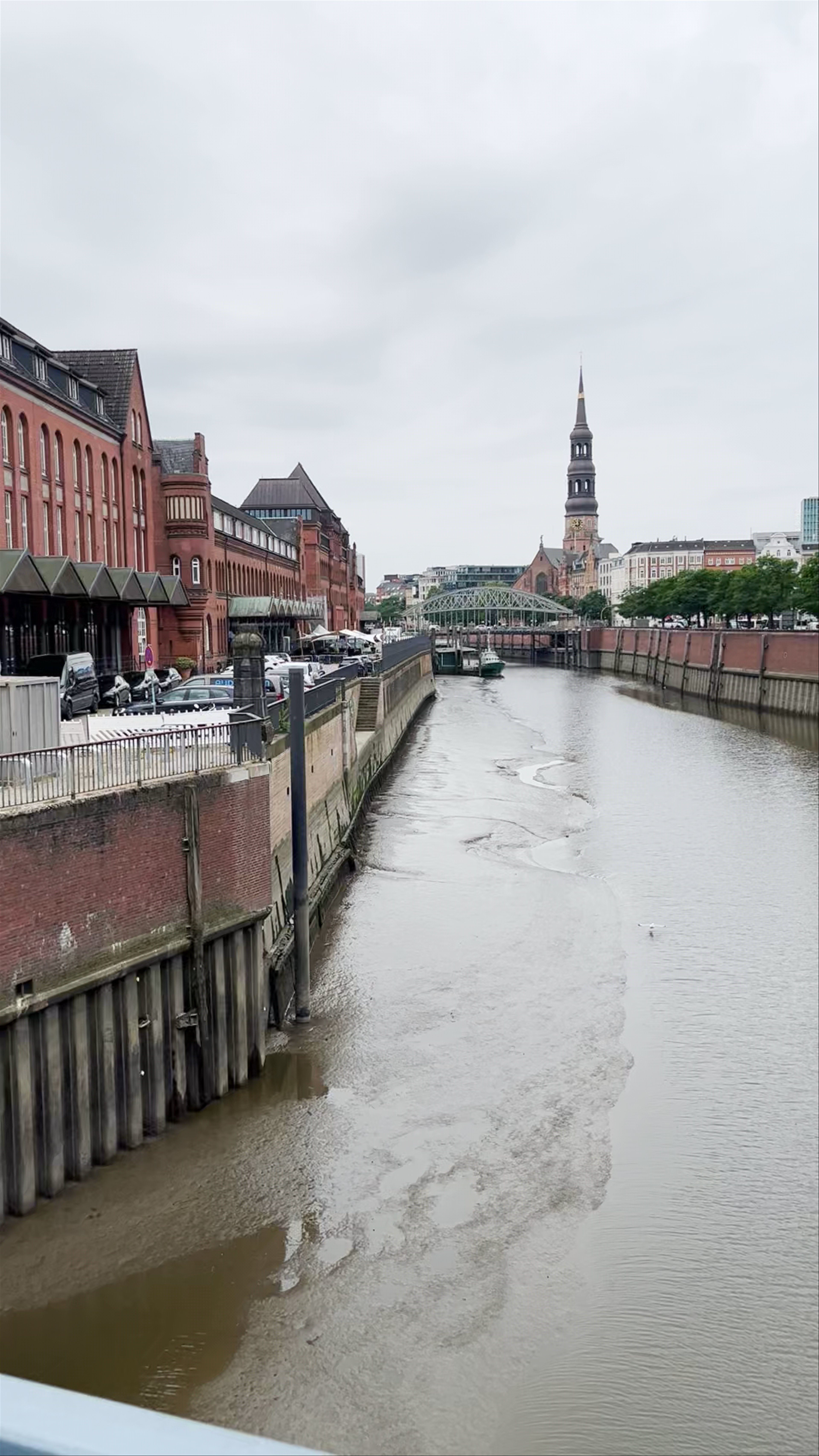 Aussichtspunkt Wasserschloss: Serene Urban Canal Views in Hamburg