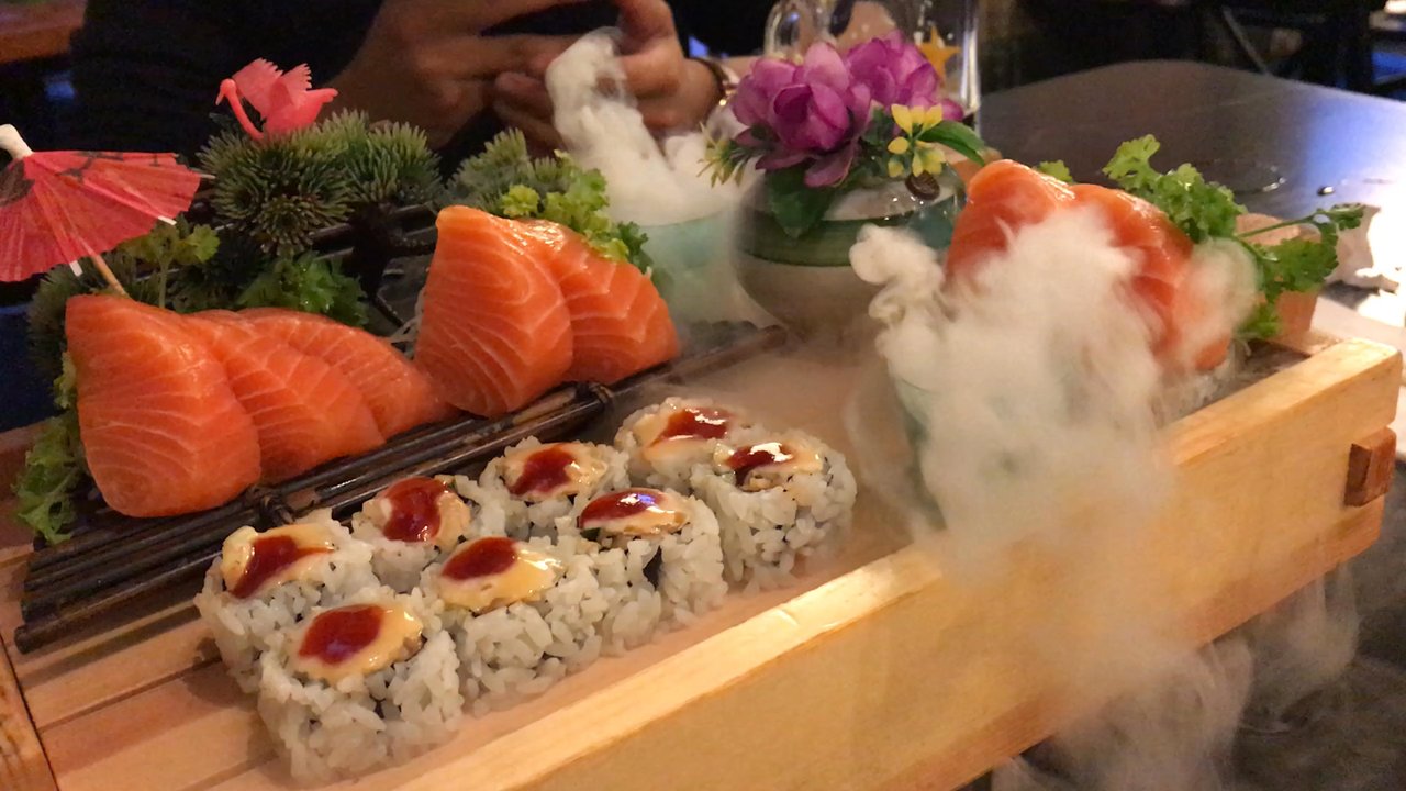 Sushi Ville - Spicy Chopped Scallop Roll & Salmon Sashimi - Japanese Near Me - Vancouver, British Columbia