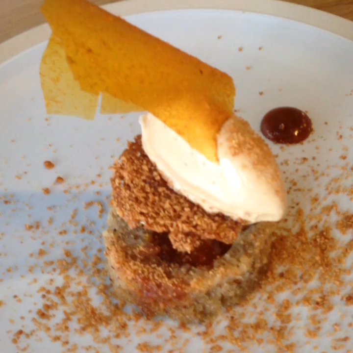 Le Kitchen Café - Dessert abricot, caramel, fêve de tonka. - French Near Me - Lyon, 69