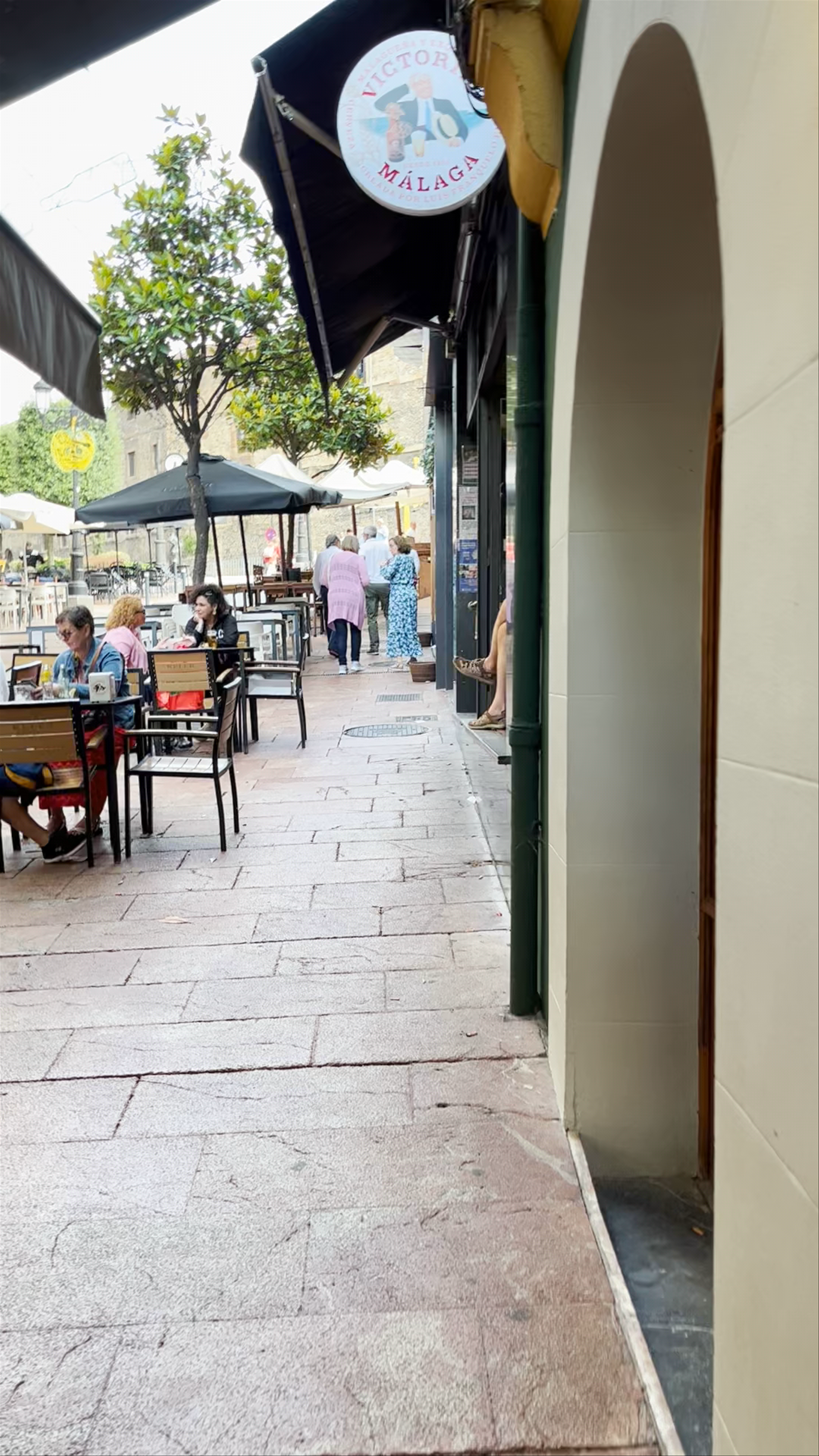 Dining and Ambiance at Restaurante Sidrería El Ferroviario in Oviedo