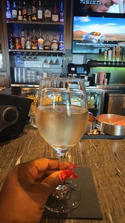 The Hub Eats & Drinks - I absolutely love this neighborhood bar - American Near Me - Sacramento, California
