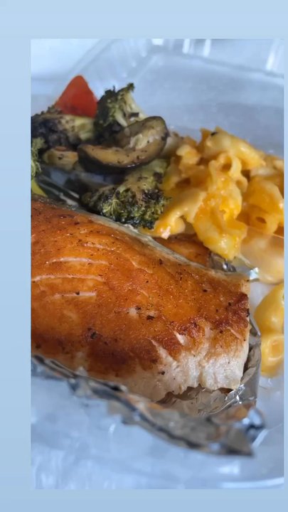 Served 2 Enjoy - Salmon combo plate w/ mac 'n cheese and mixed veggies. - Mexican Near Me - Los Angeles, California