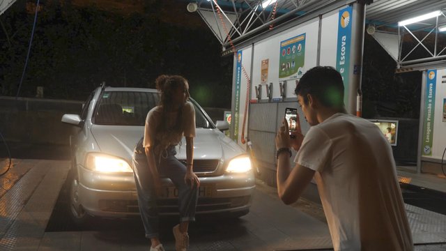 Man takes pictures of woman at car wash