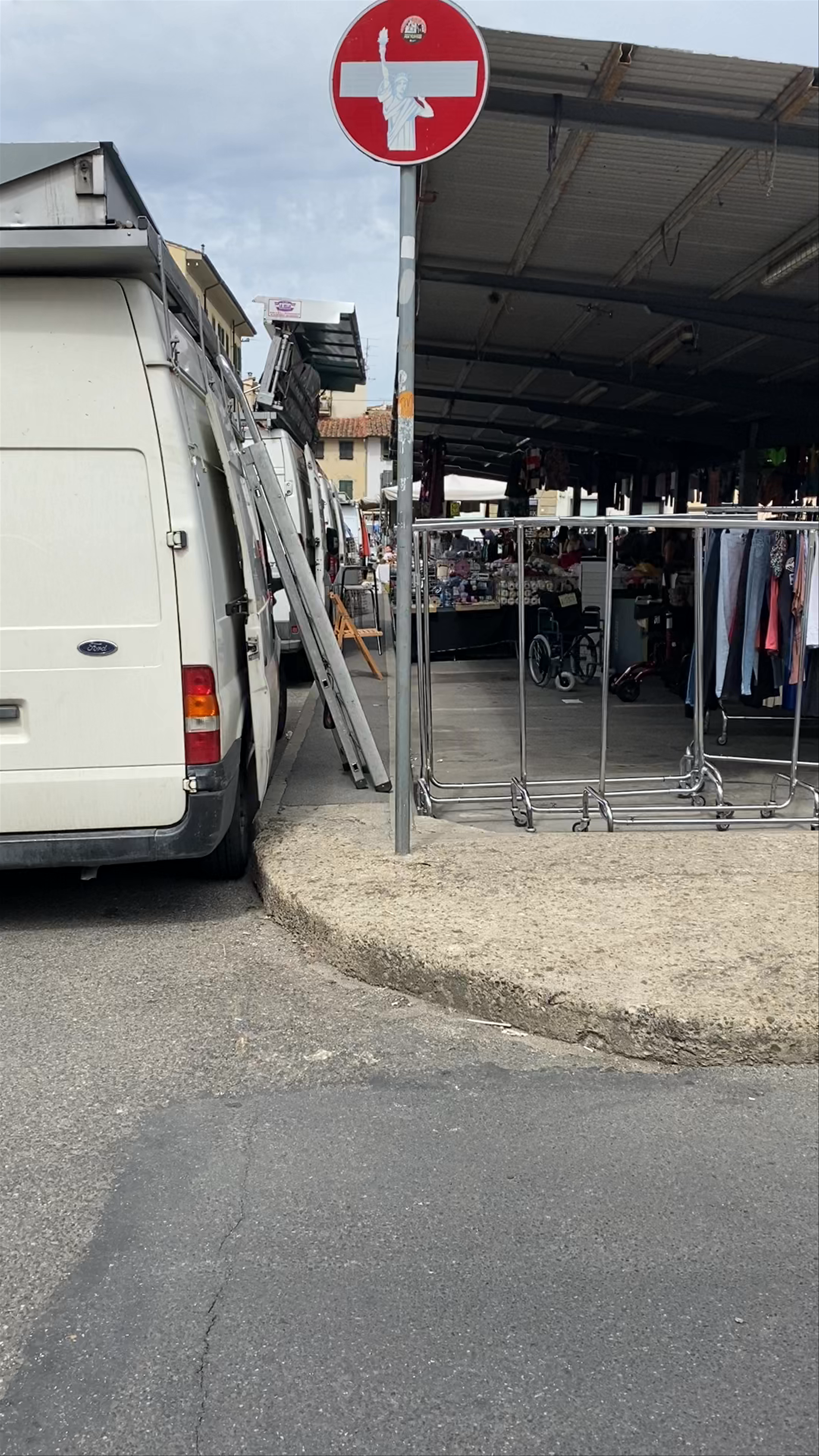Florence Market Walkthrough at Piazza Lorenzo Ghiberti