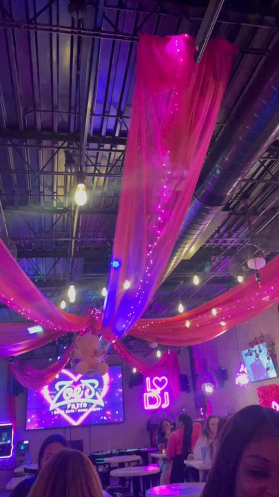 Zoe's Patio - Pretty decorative set up - Sports Bars Near Me - Chicago, Illinois