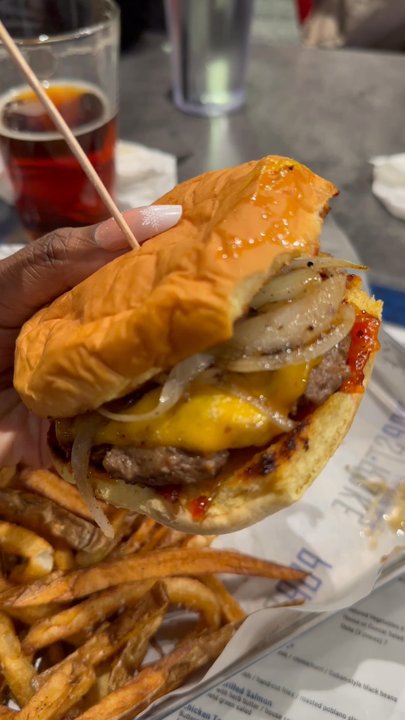 BarTenders Eatery - Smashburger: Wasn't what I expected but it was flavorful - Mini Golf Near Me - Katy, Texas