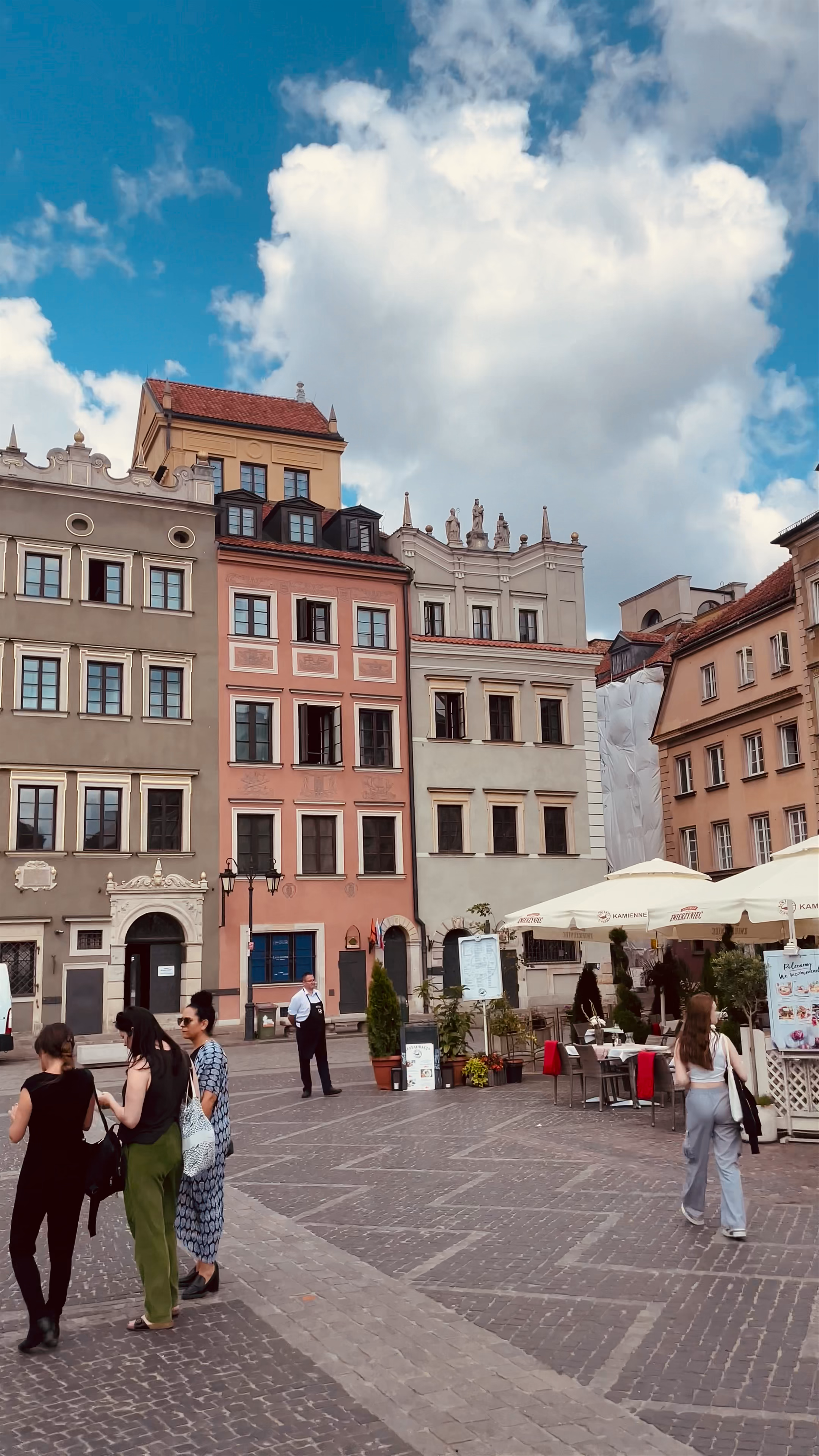 Sirena de Varsovia: Vibrant Life at Warsaw's Old Town Square