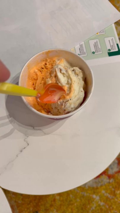 Harvys - Color changing spoons - Ice Cream & Frozen Yogurt Near Me - Frisco, Texas