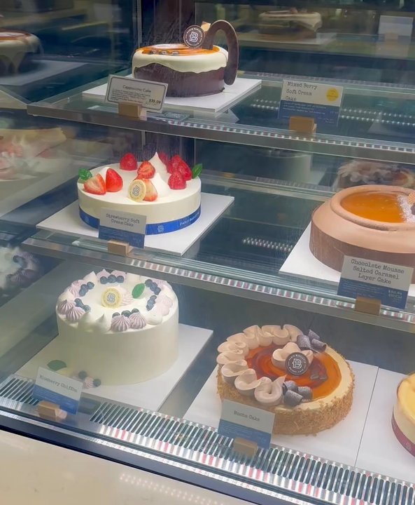Paris Baguette - Dessert Case - Bakeries Near Me - Chicago, Illinois