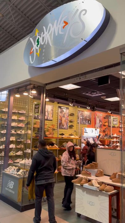 Journeys - Entrance area - Shoe Stores Near Me - Auburn, Washington