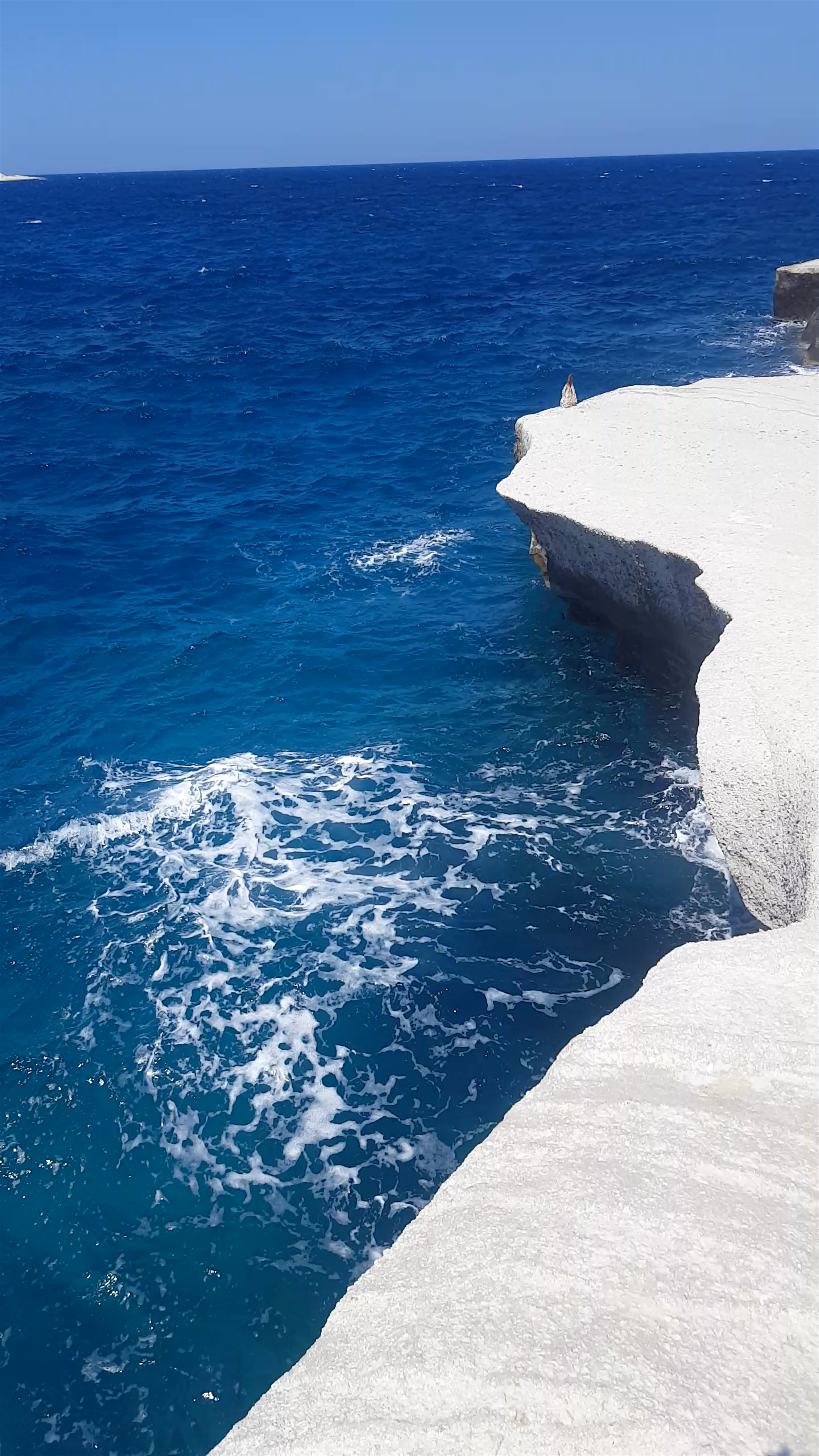 Sarakiniko Beach: Mesmerizing Turquoise Cliffs of Milos, Greece