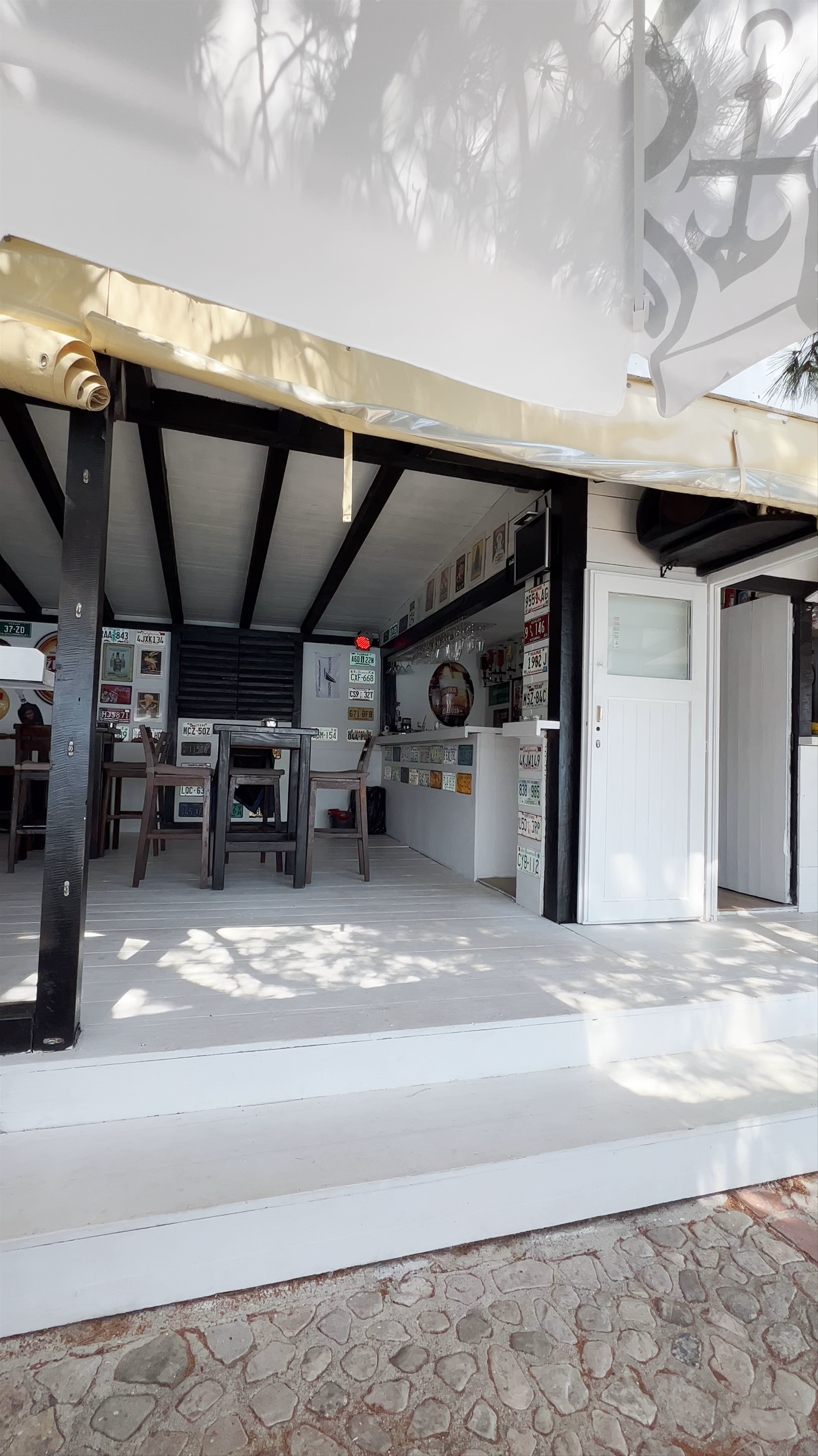 Perenje Bar: Seaside Chill on Mali Iž, Croatia