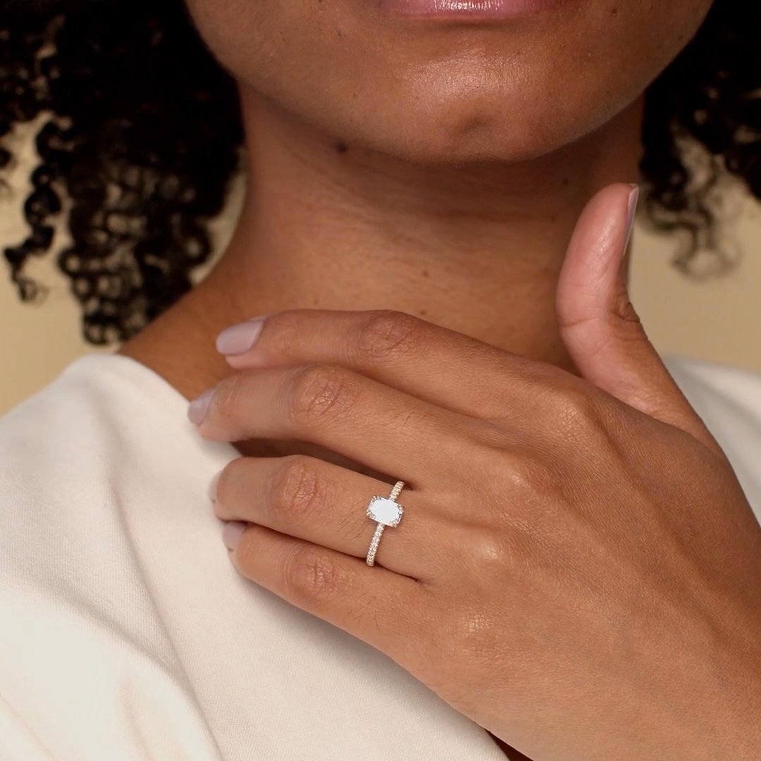 The Signature | Emerald | 18k | White Gold | bandAccent: Pavé | bandWidth: standard | hiddenHalo: no | diamondOrientation: vertical | caratWeight: other
