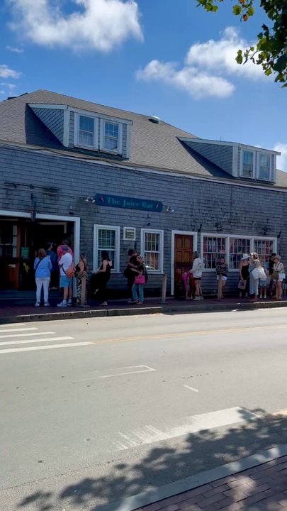 The Juice Bar - Not the longest line we've seen... - Ice Cream & Frozen Yogurt Near Me - Nantucket, Massachusetts