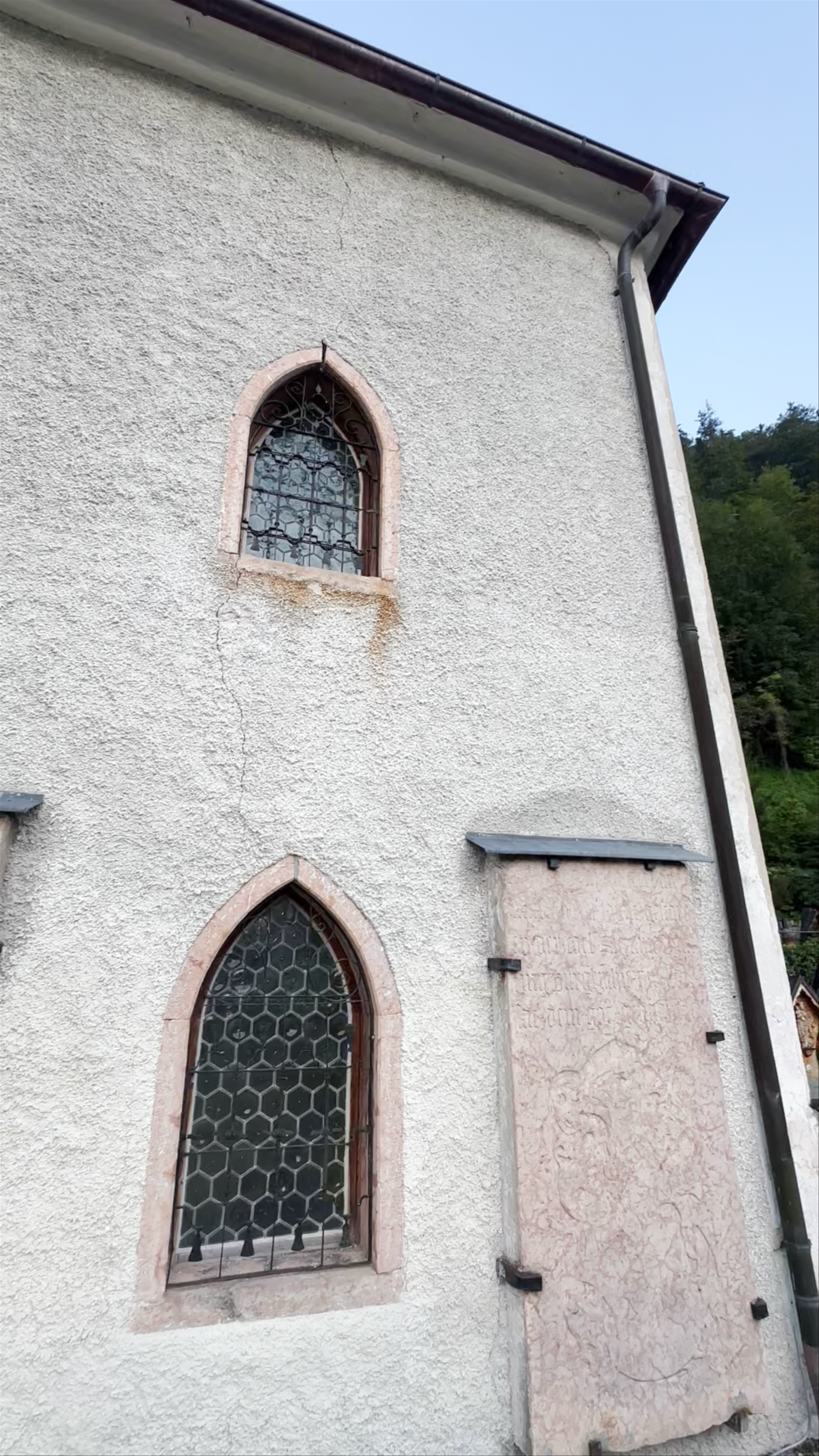 Pfarrkirche Mariä Himmelfahrt (Maria am Berg) in Hallstatt: Serene Alpine Heritage