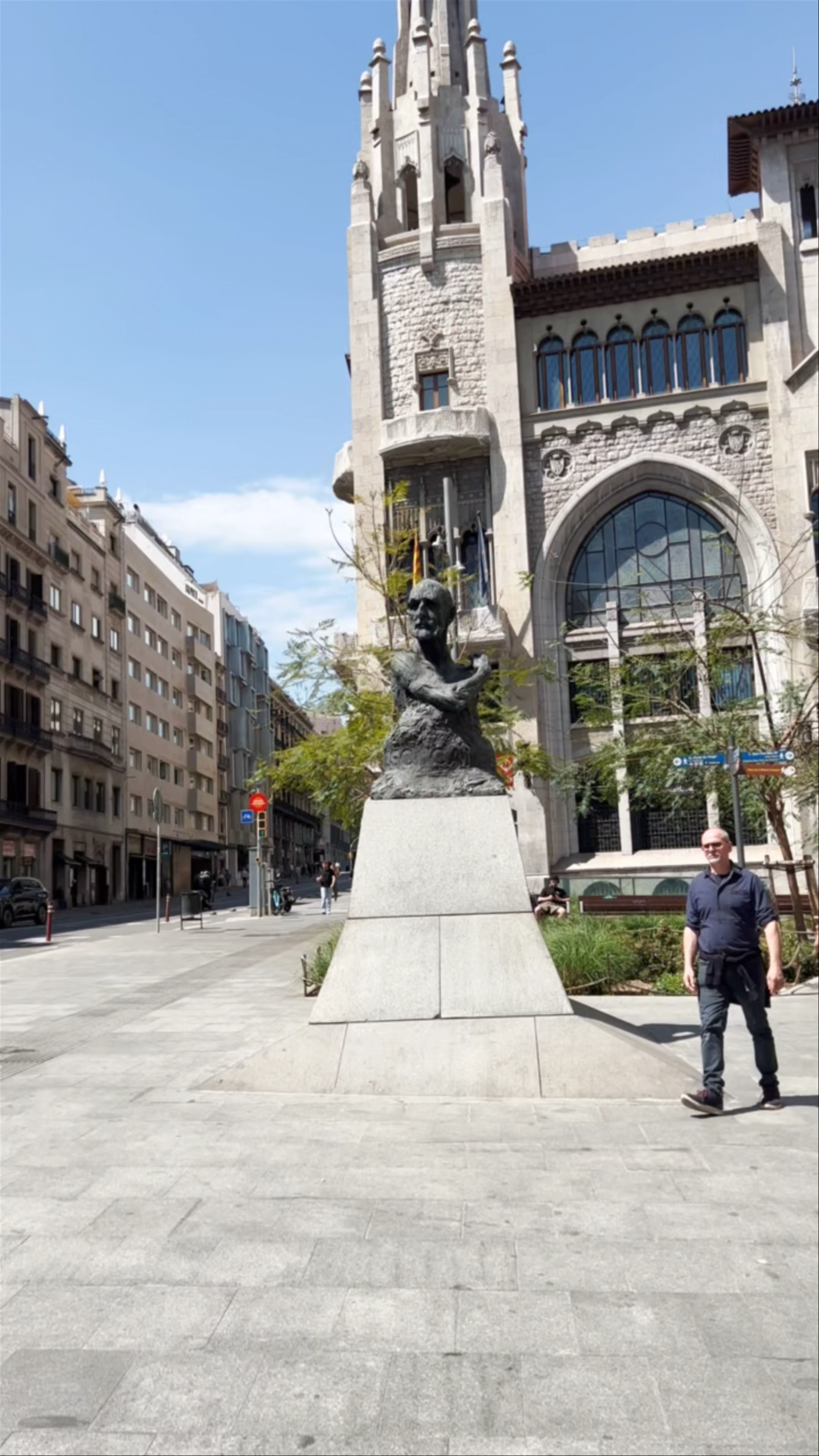 Monument a Cambó, Carrer de Ramon Mas