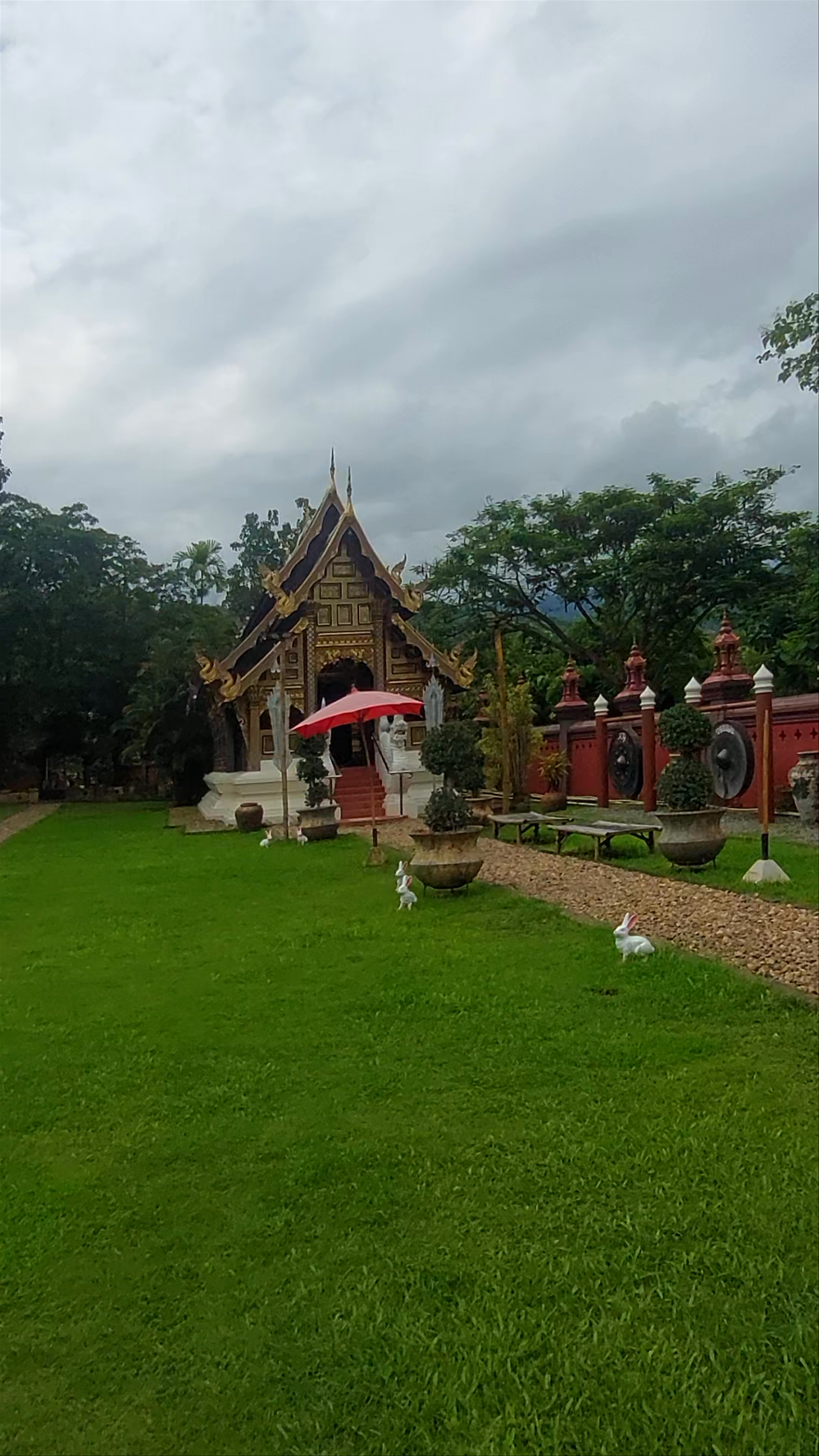 Wat Ban Pong: Tranquil Temple Garden in Chiang Mai