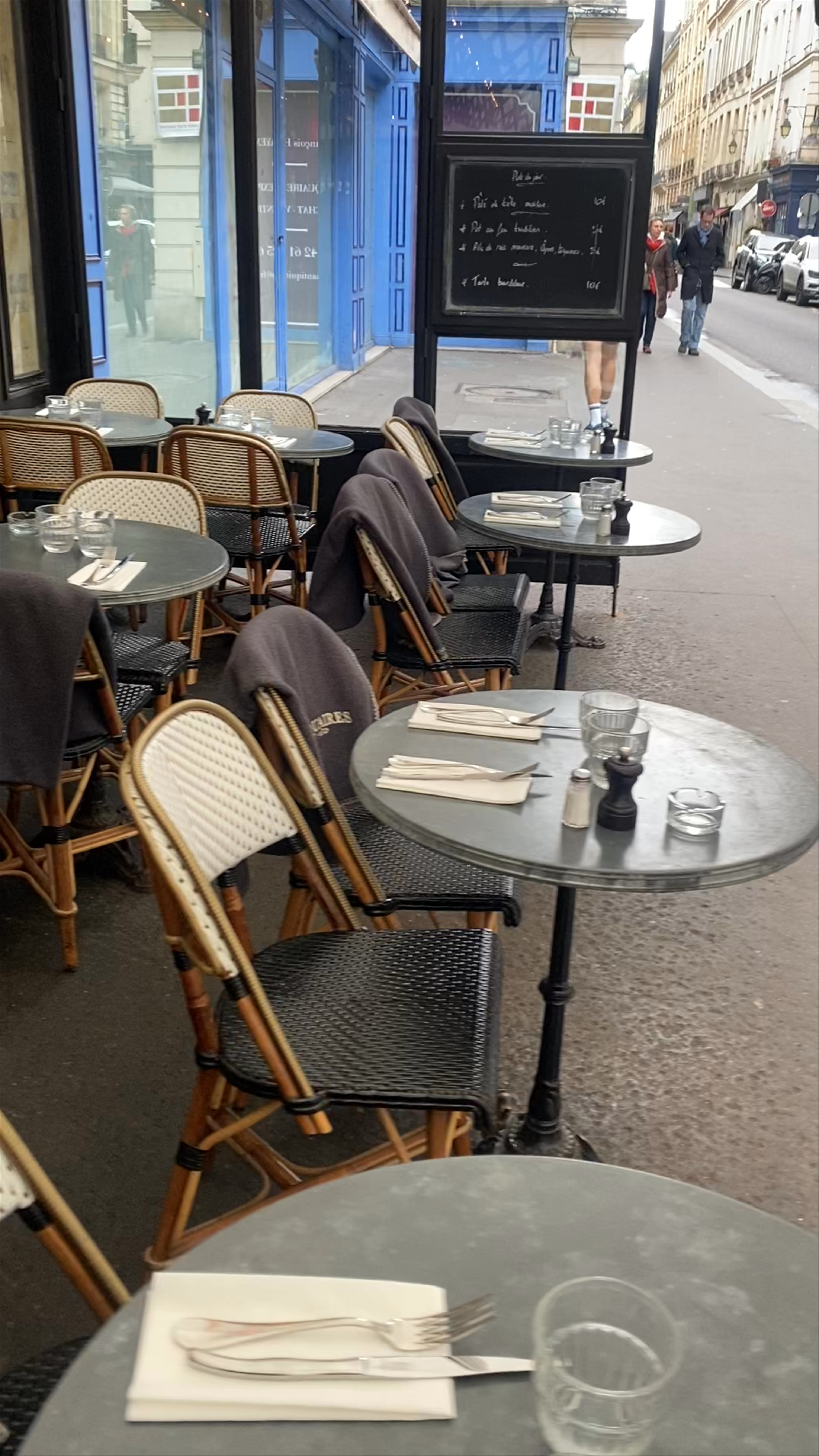Les Antiquaires: Classic Parisian Café Charm on Rue du Bac