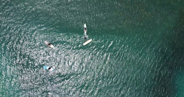 Disparo de dron de una chica surfeando