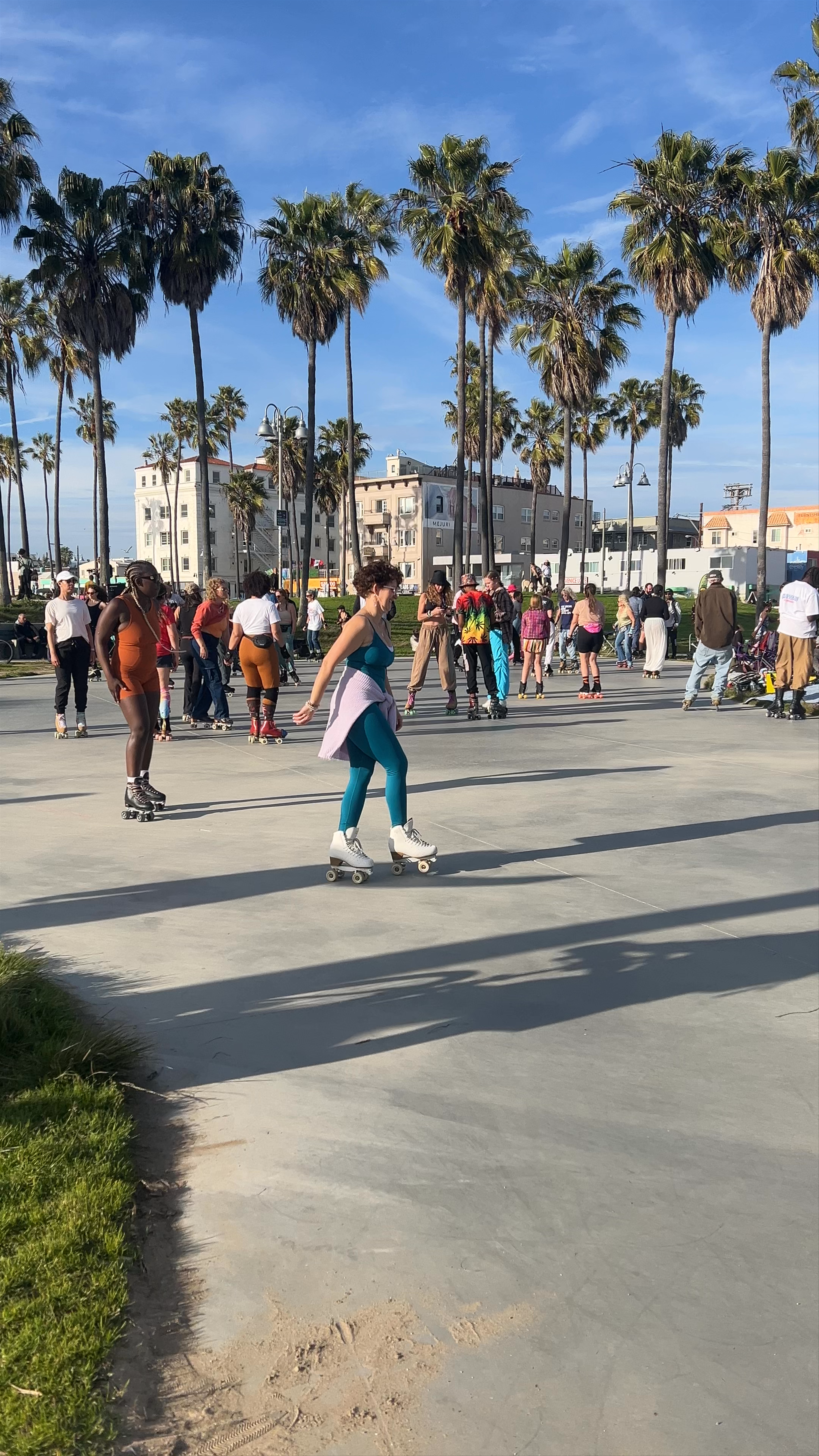 Roller Skate Dance Plaza: Vibrant Skate Culture in Venice Beach, Los Angeles