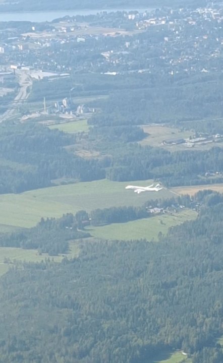 Helsinki-Vantaan Lentoasema - View from one Finnair aircraft toward another ... obviously we are flying parallel over the scenic terrain toward different runways at HEL - Airports Near Me - Vantaa, 18