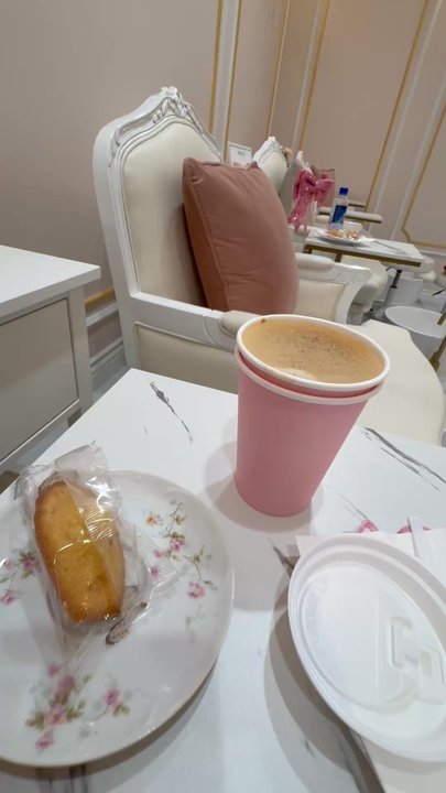 Le Petit Salon - Snacks 10/10 so me - Nail Salons Near Me - Tustin, California