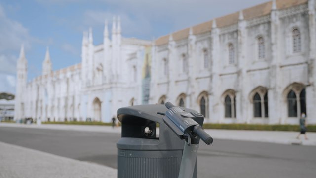 Un scooter eléctrico está cerca del Monasterio de los Jerónimos.