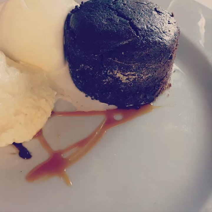 La Parolaccia - Volcán de chocolate con helado de crema americana + crema chantilly - Italian Near Me - Acassuso, C
