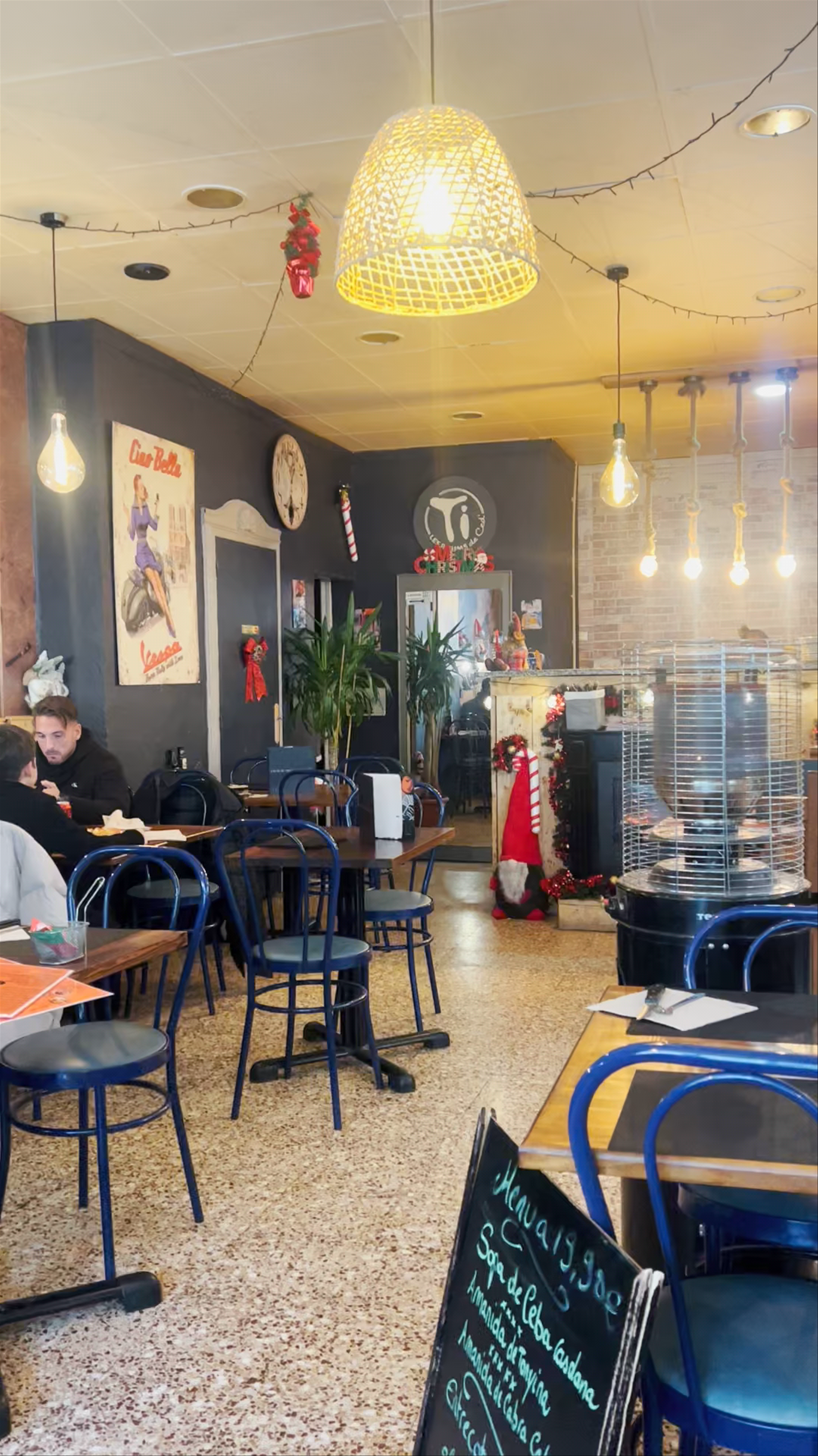 Cozy Mountain Pizzeria Experience in Canillo, Andorra