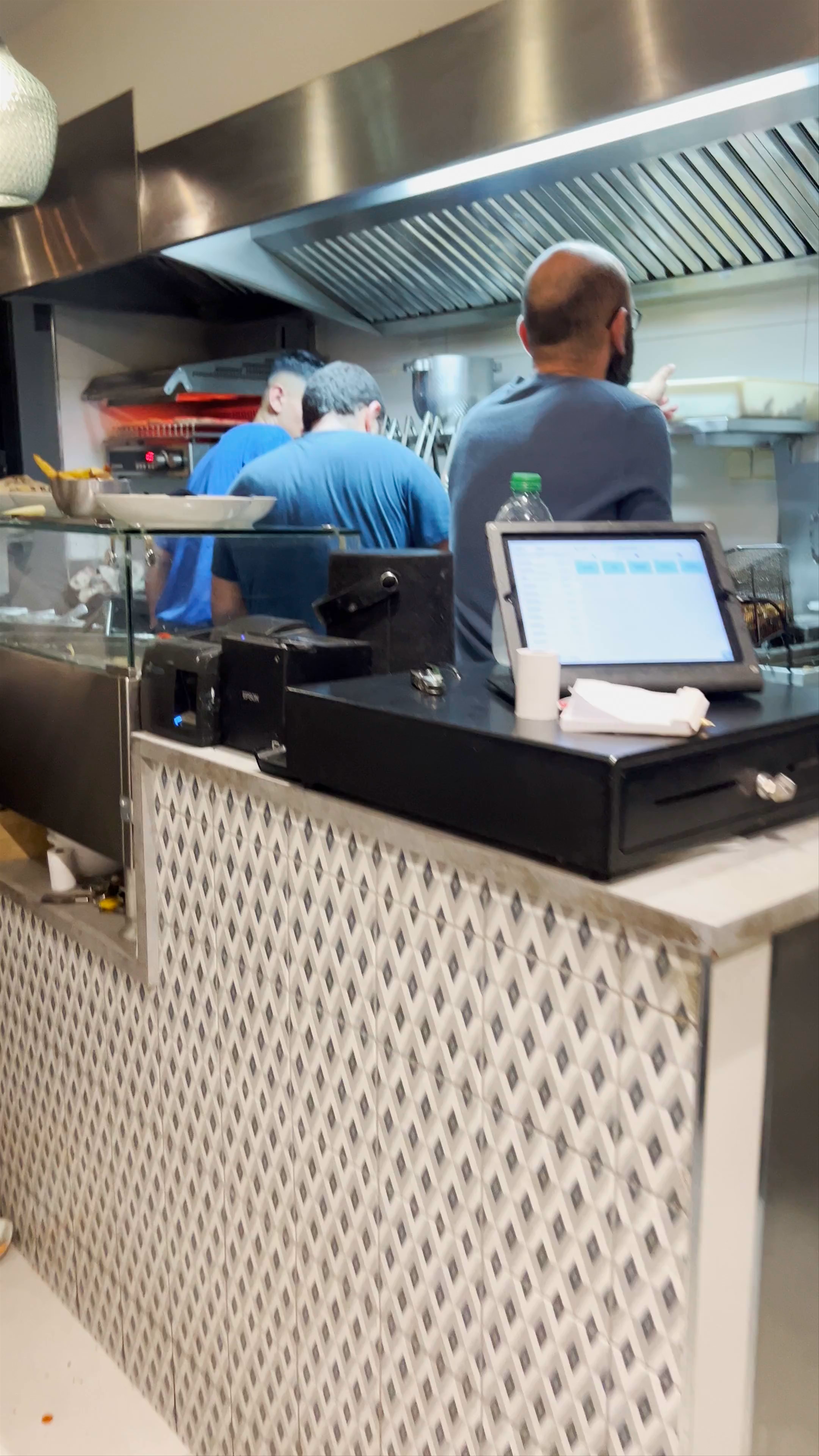 KALŌS Restaurant: Lively Night Dining Experience in Nice