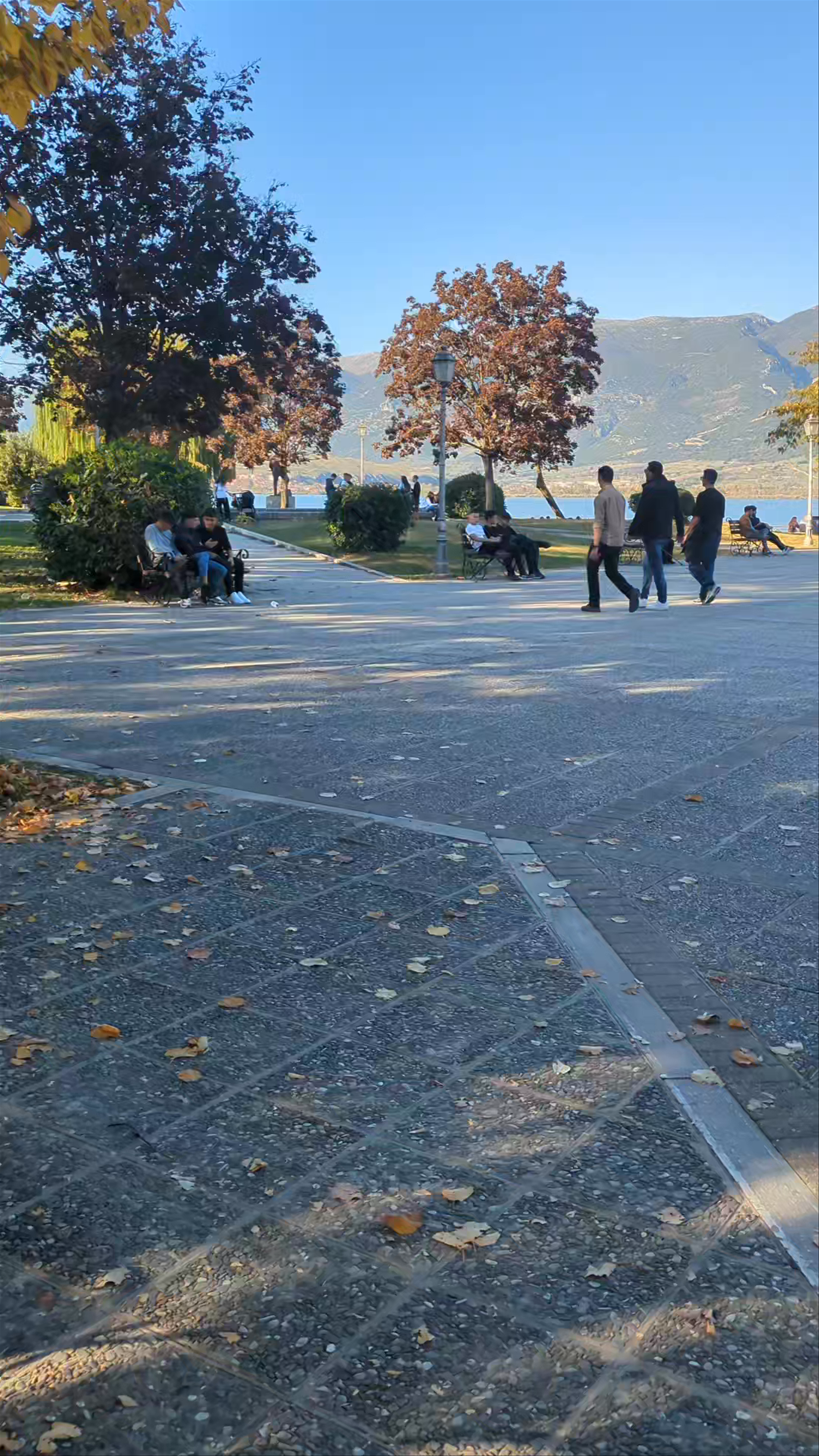 Mavili Square: Serene Lakeside Escape in Ioannina, Greece