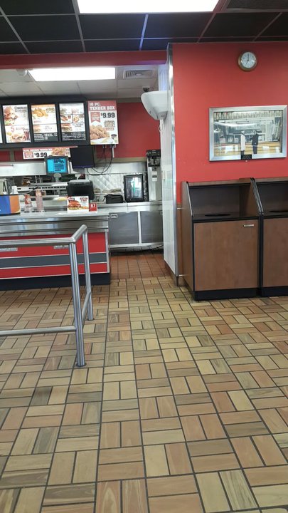 Hardee's - It's, um, kinda nasty in here - Burgers Near Me - Kinston, North Carolina