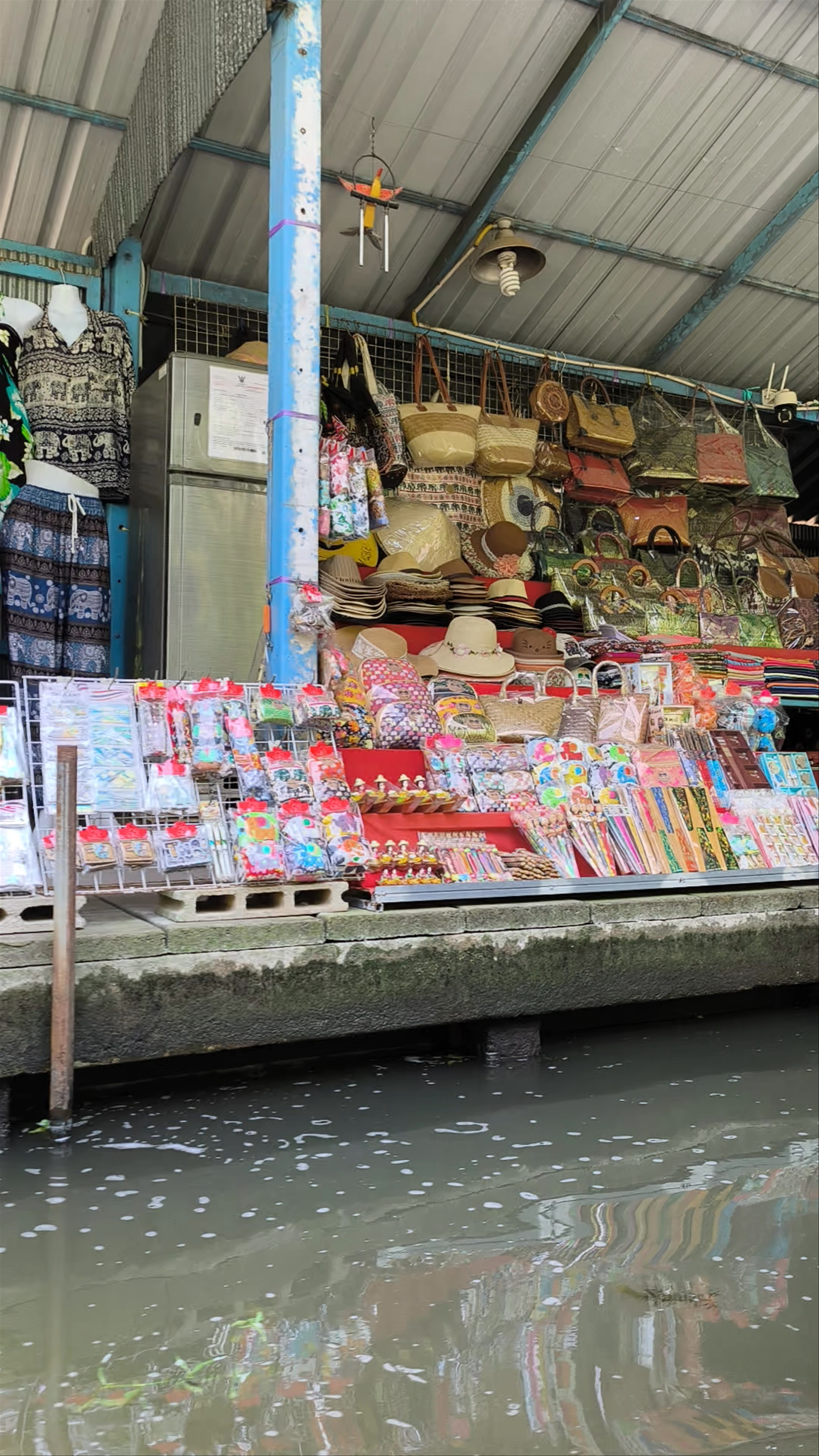 Damnoen Saduak Floating Market