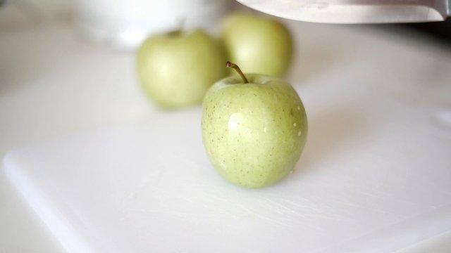 Cutting apples