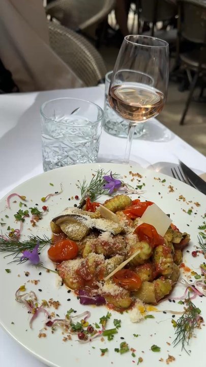 Café de la Poste - pesto au basilic, tomates confites, aubergines grillées & grana padano AKA pesto with Gnocci - French Near Me - Goult, 84