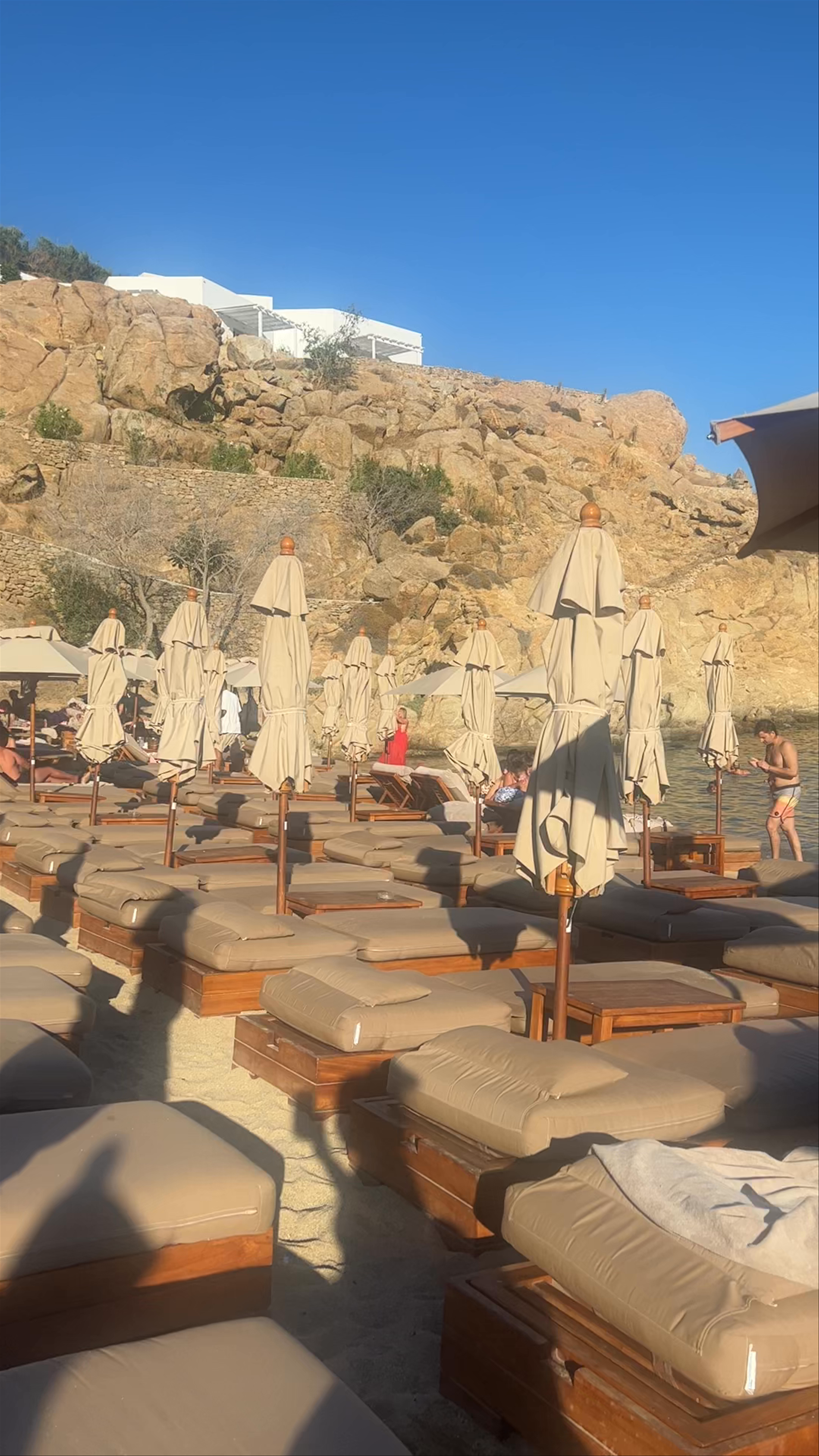 Super Paradise Hotel