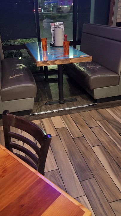 Hooters - The manager was shown this video as well as a couple that was in the immediate area. - Chicken Wings Near Me - Destin, Florida