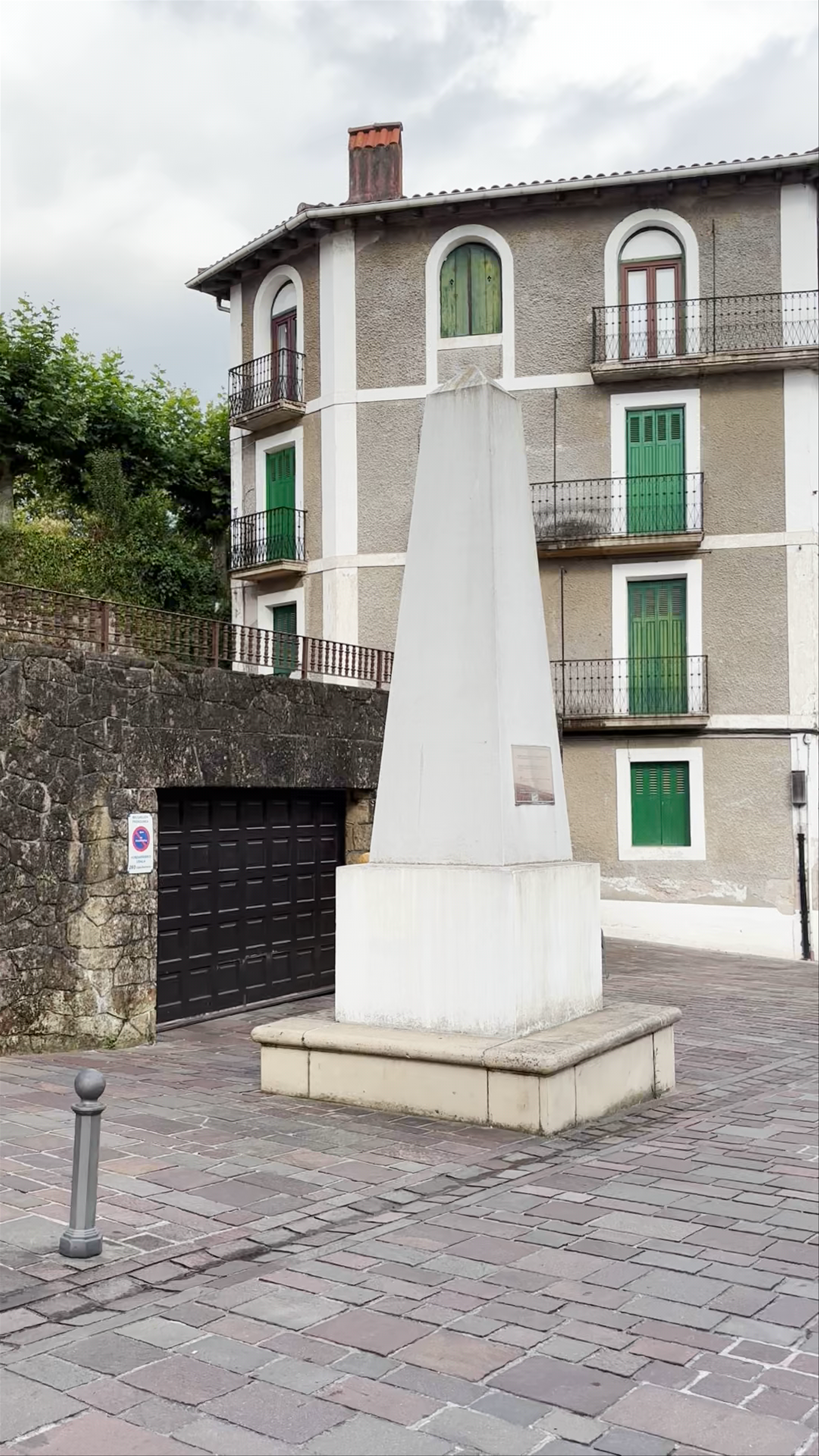 Piramide Geodesikoa/Pirámide geodésica