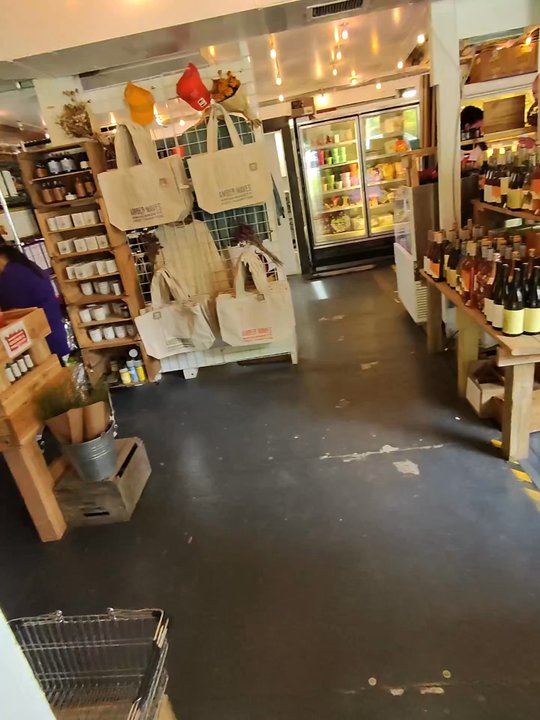 Amber Waves - Cute inside - lots of fresh fruits and veggies that includes info on where they were sourced from - Farmers Market Near Me - Amagansett, New York
