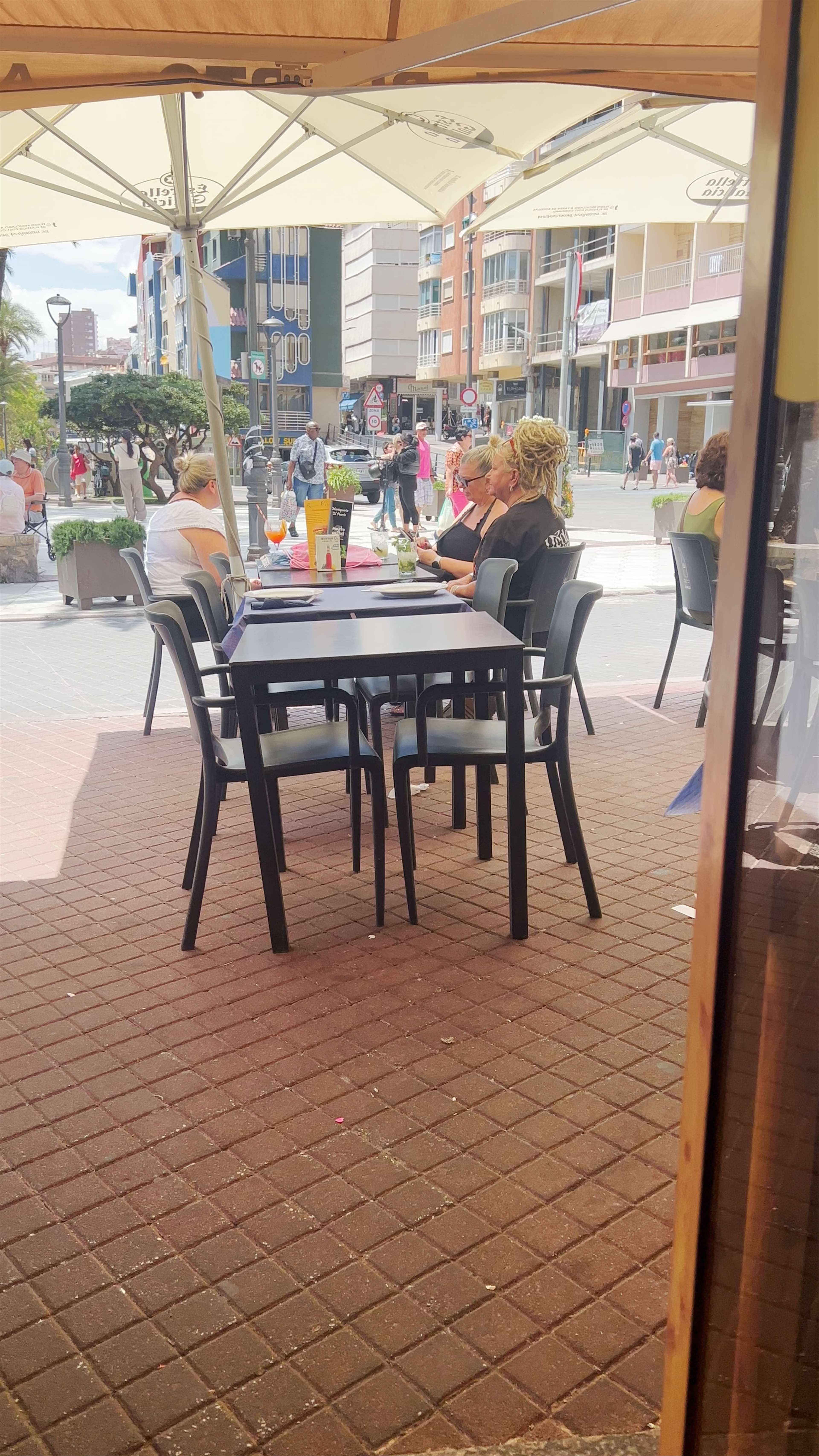 Sunny Outdoor Dining at Marisquería El Puerto in Benidorm
