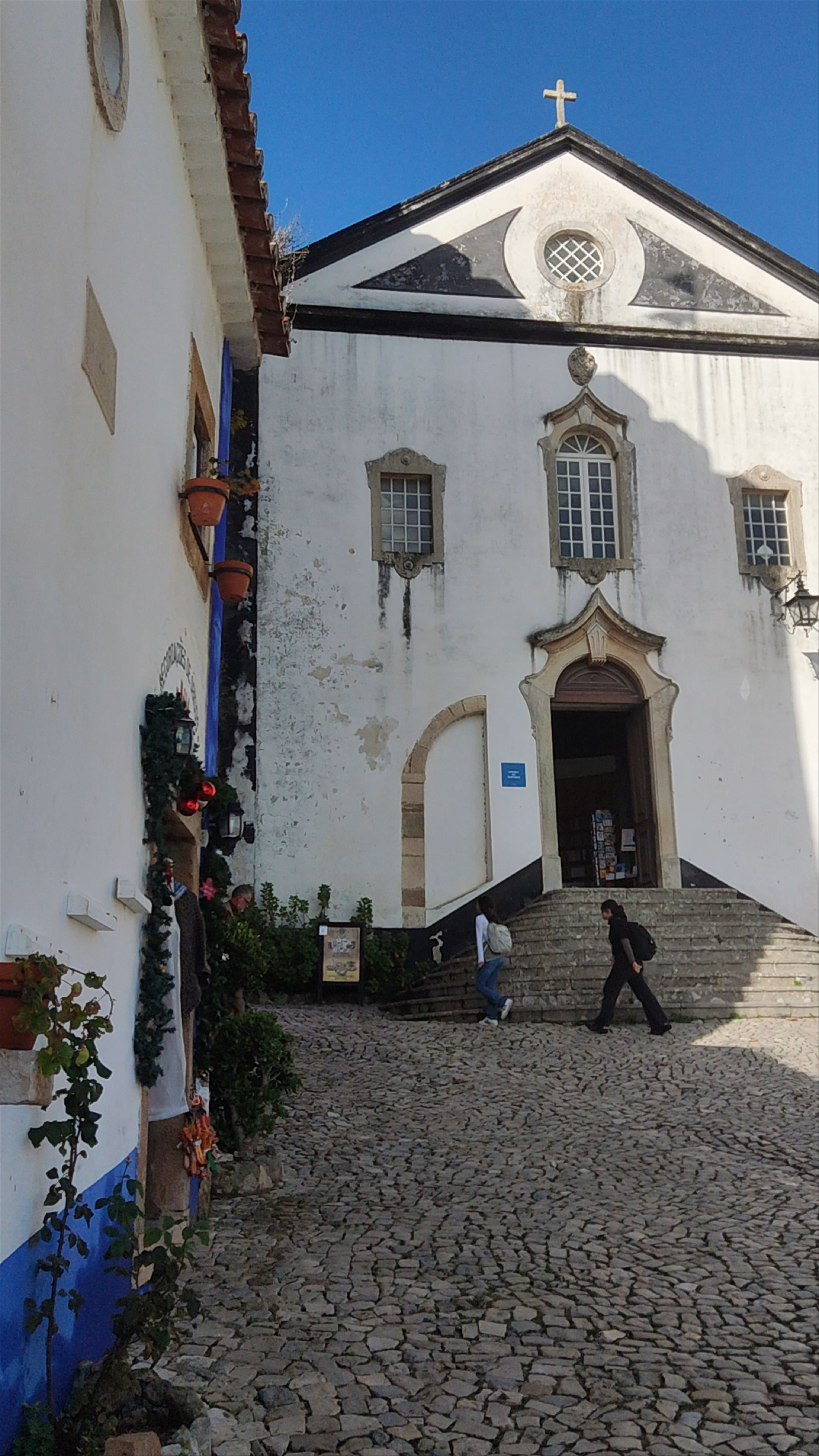 Igreja de São Tiago: Historic Serenity in Óbidos, Portugal